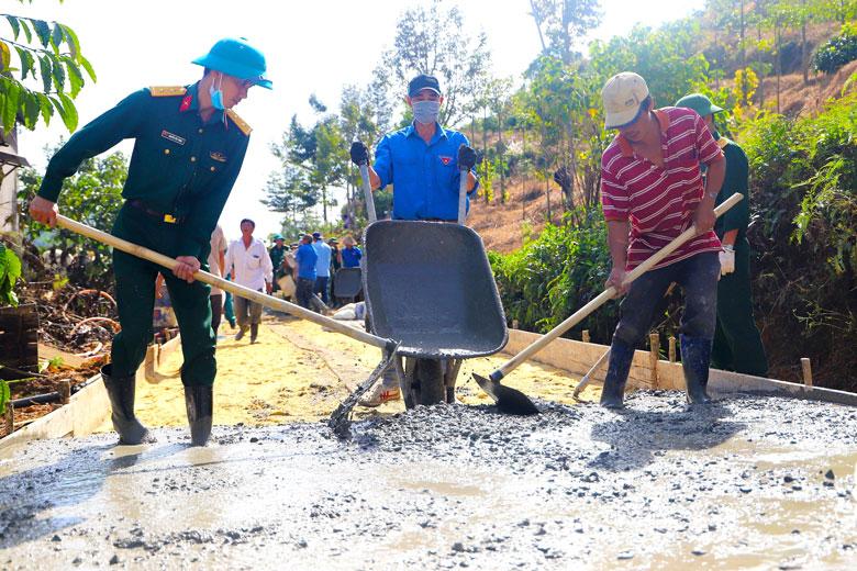 Đoàn viên, thanh niên tham gia công tác dân vận làm đường giao thông nông thôn trên địa bàn TP Bảo Lộc. Ảnh: Khánh Phúc