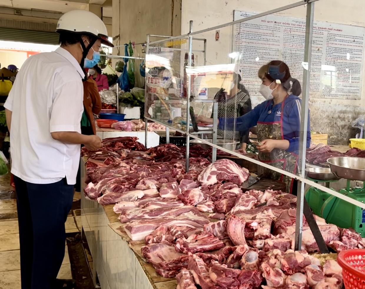 Giá thịt heo liên tục giảm gần 2 tháng qua. Ảnh: Vũ Thảo
