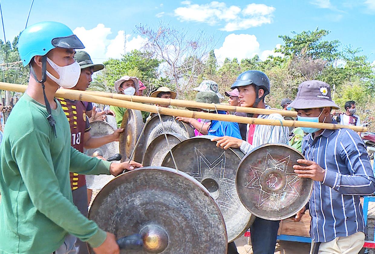 Cồng chiêng thanh niên trong lễ bỏ mả. Ảnh: Minh Châu