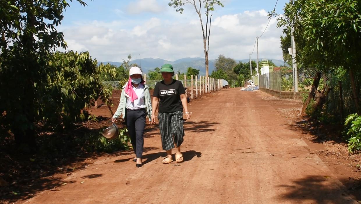 Con đường bê tông làng Mrông Yố 2 (xã Ia Ka) khang trang, tạo điều kiện cho người dân đi lại thuận tiện. Ảnh: Hà Phương