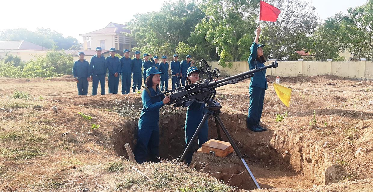 Nữ dân quân tự vệ huyện Đak Pơ huấn luyện trên thao trường. Ảnh: Vĩnh Hoàng