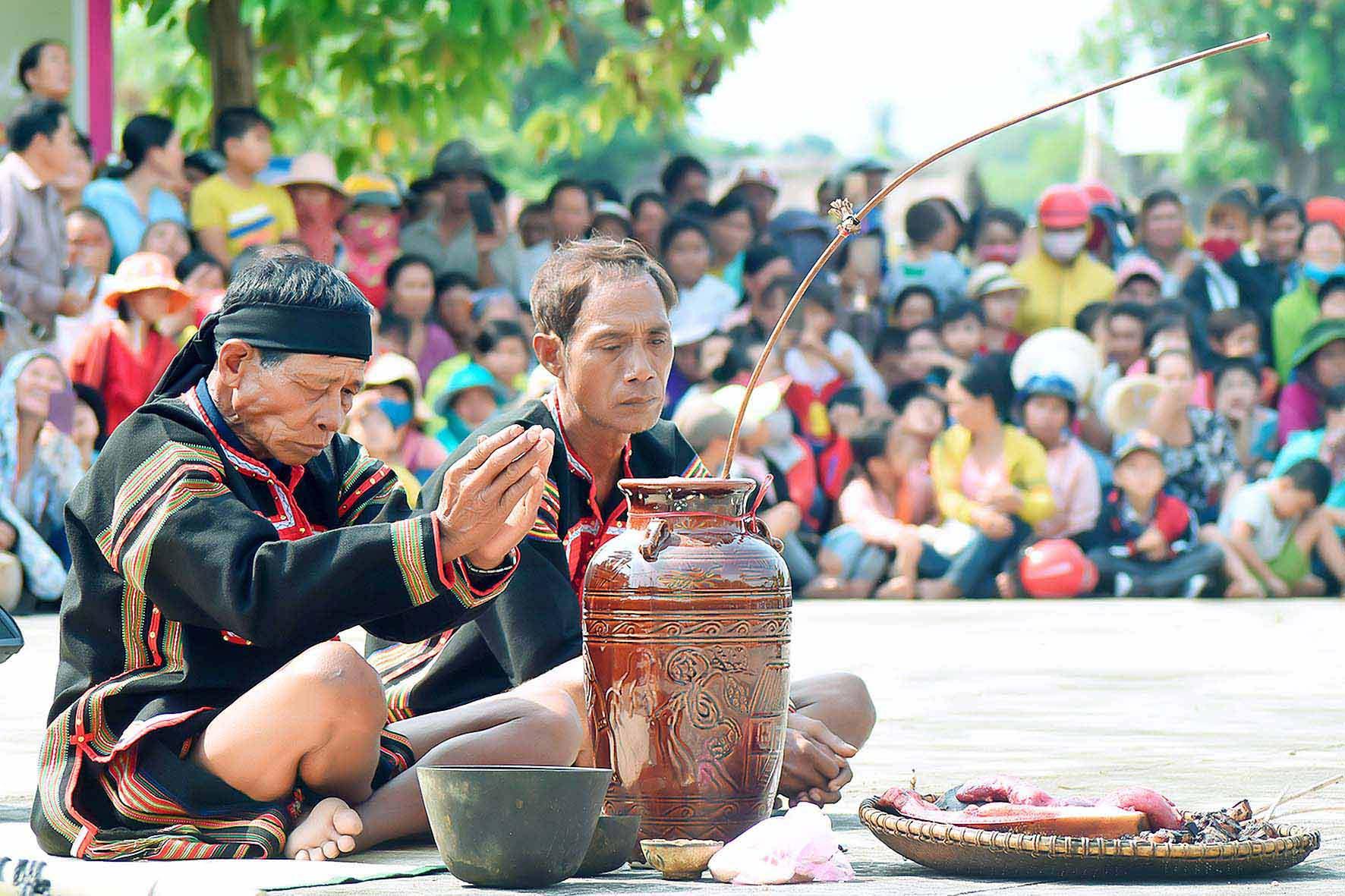 Lễ cúng cầu mưa của Yang Pơtao Apuih huyện Phú Thiện. Ảnh: Đ.T