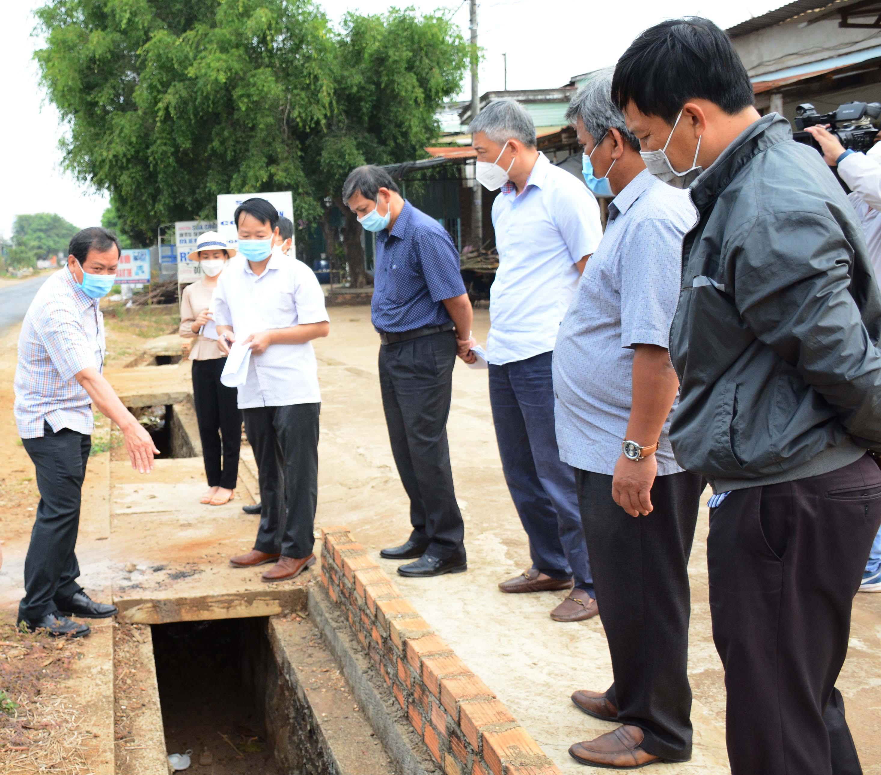 Đoàn giám sát của HĐND tỉnh do ông Nguyễn Đình Phương-Trưởng Ban Kinh tế-Ngân sách làm Trưởng đoàn đã tiến hành giám sát tại đường tỉnh 661 (trên địa bàn huyện Chư Păh). Ảnh: Minh Nguyễn