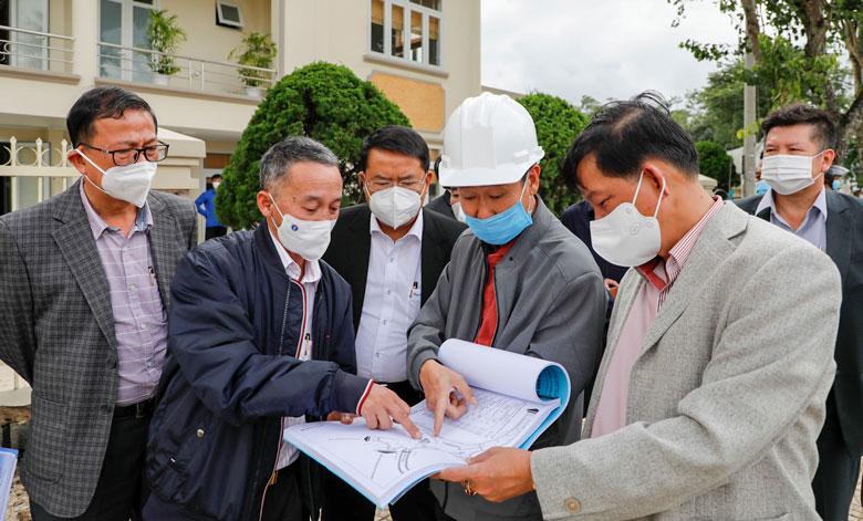Bí thư Tỉnh ủy và Chủ tịch UBND tỉnh cùng lãnh đạo UBND TP Đà Lạt và các sở đối chiếu bản vẽ tại Dự án Trần Quý Cáp. Ảnh: Nguyễn Nghĩa
