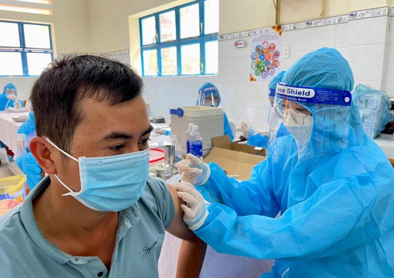 Tiêm vắc xin phòng Covid-19 tại TP Đà Lạt