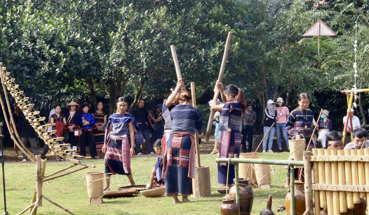 Du khách thích thú với trải nghiệm văn hóa khi đến Kbang. Ảnh: Lam Nguyên