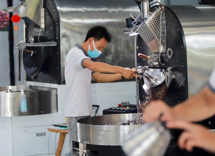 Lê Văn Lương theo đuổi giấc mơ cà phê sạch gần 10 năm qua. Ảnh: T.C