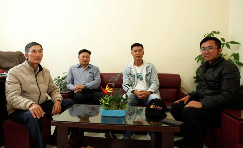 Ông Lê Dương (thứ 2 từ trái sang), ông Tưởng Hữu Lộc (bìa phải) và các hộ dân xây dựng ý tưởng thành lập HTX dịch vụ du lịch tại xã Xuân Thọ