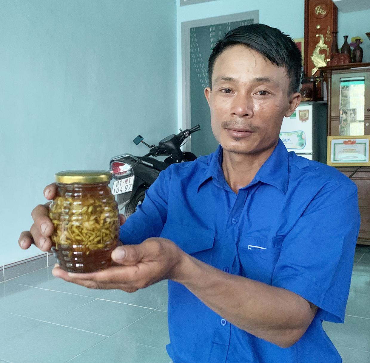 Với rất nhiều công dụng, sản phẩm dược liệu từ hoa đu đủ đực được coi là bài thuốc quý, được nhiều khách hàng đặt mua. Ảnh: Vũ Chi