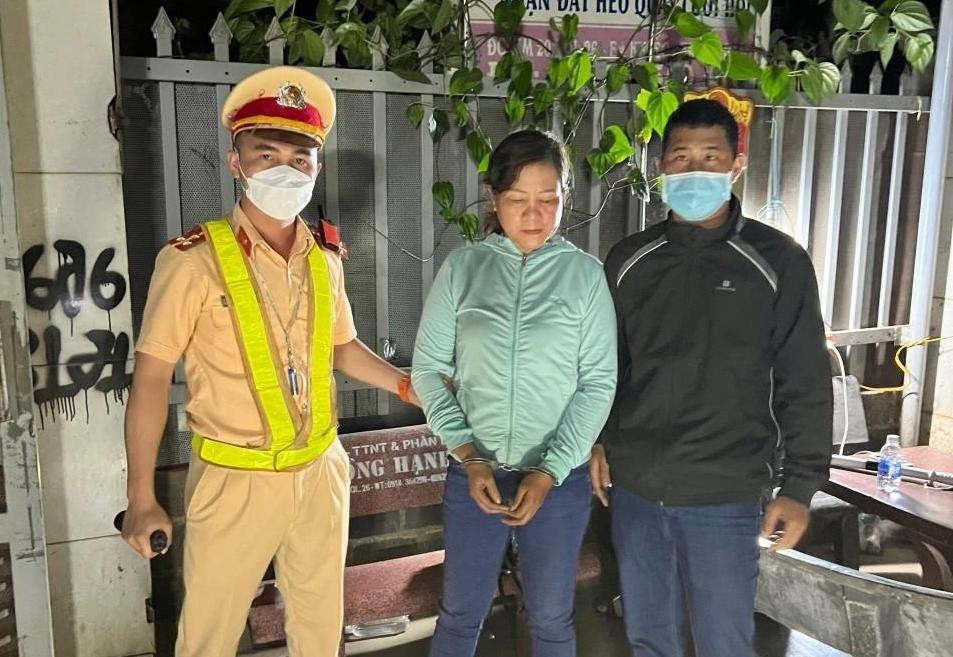 Lực lượng cảnh sát giao thông bắt đối tượng truy nã trên đường bỏ trốn. Ảnh: NH