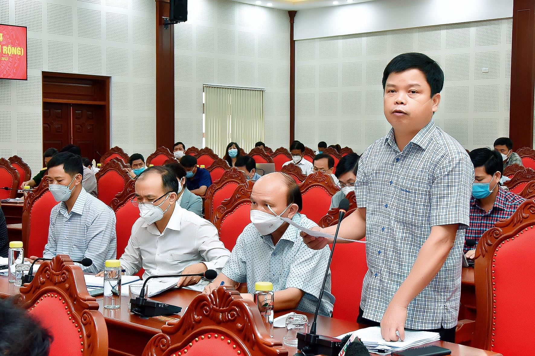 Giám đốc Sở Kế hoạch và Đầu tư Nguyễn Hữu Quế thông tin về tình hình phát triển doanh nghiệp trên địa bàn tỉnh. Ảnh: Đức Thụy