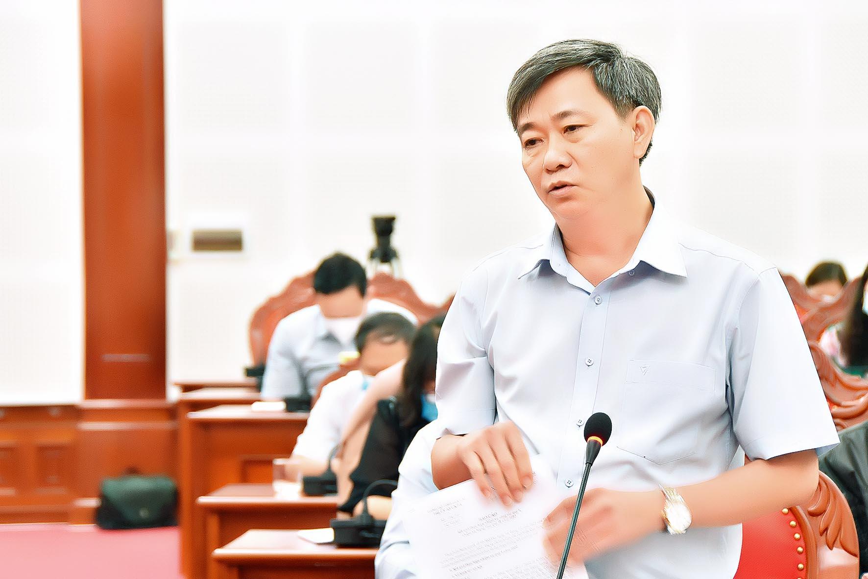 Bí thư Thị ủy Ayun Pa Trần Quốc Khánh trăn trở về chất lượng dạy và học trực tuyến. Ảnh: Đức Thụy