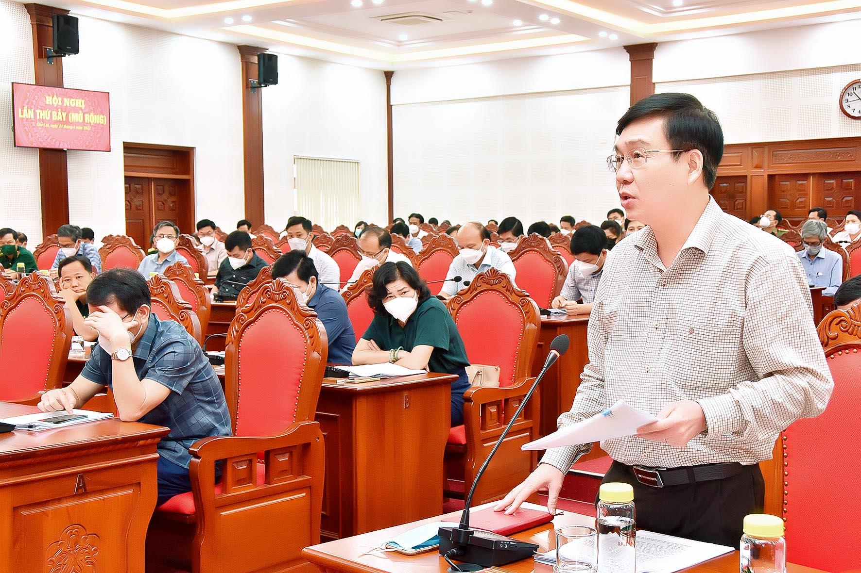 Trưởng ban Tổ chức Tỉnh ủy Huỳnh Quang Thái thông tin về một số kết quả trong công tác tổ chức, xây dựng Đảng quý I-2022. Ảnh: Đức Thụy