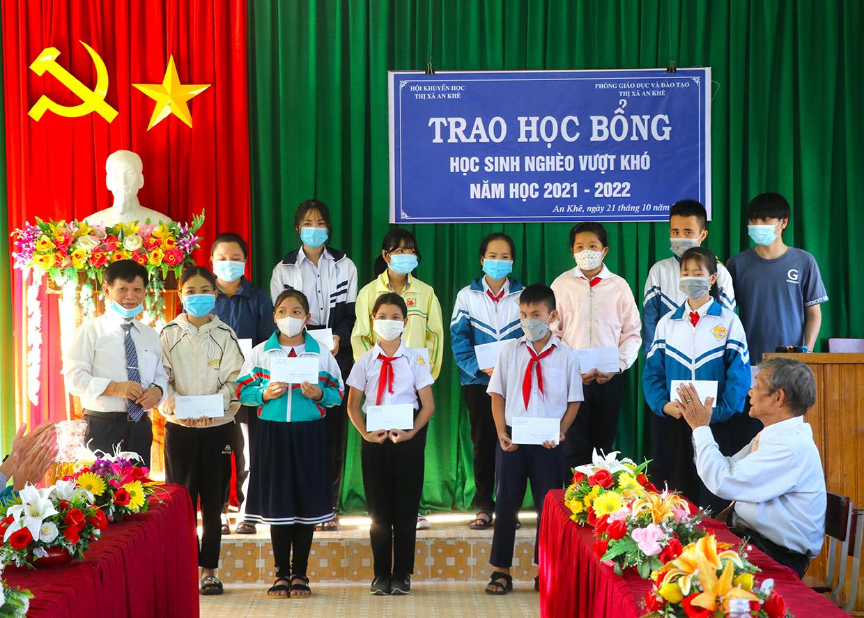 Giai đoạn 2016-2021, Hội Khuyến học thị xã An Khê đã vận động các nhà hảo tâm đóng góp hơn 210 triệu đồng để tặng học bổng cho học sinh nghèo vượt khó. Ảnh: Ngọc Minh