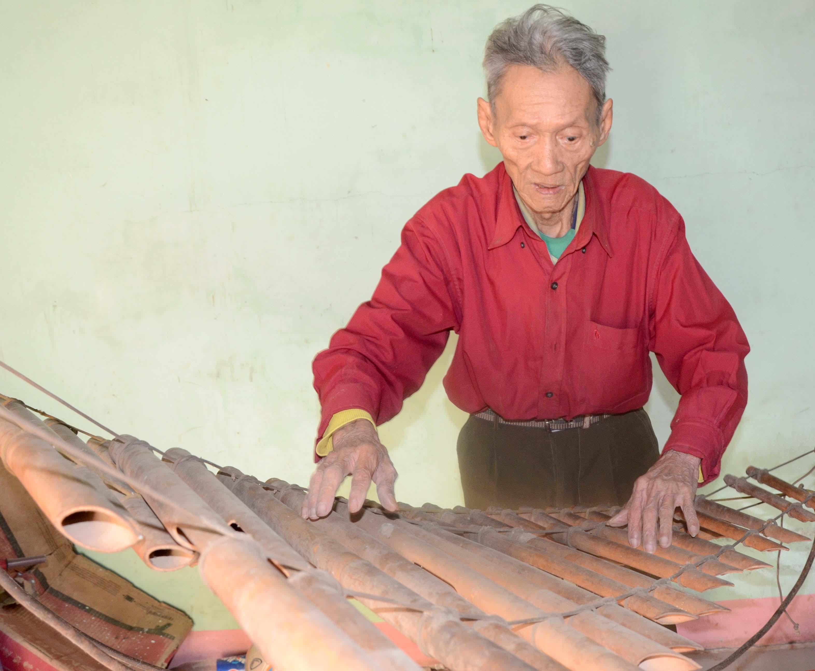Nghệ sĩ Ưu tú Nay Pha bên cây đàn t’rưng của mình lúc sinh thời. Ảnh: Đ.P