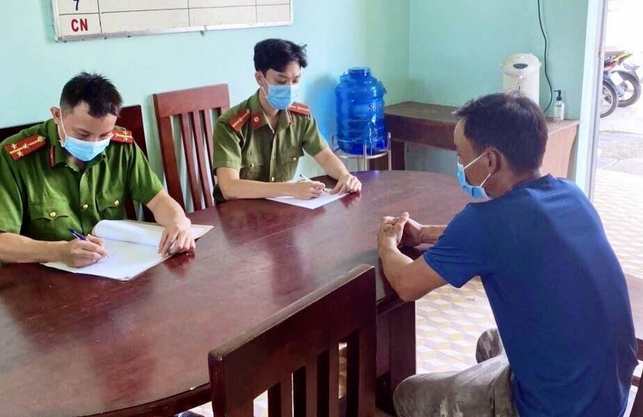 Cơ quan Công an làm việc với đối tượng thông tin sai sự thật trên mạng xã hội. Ảnh: T.T