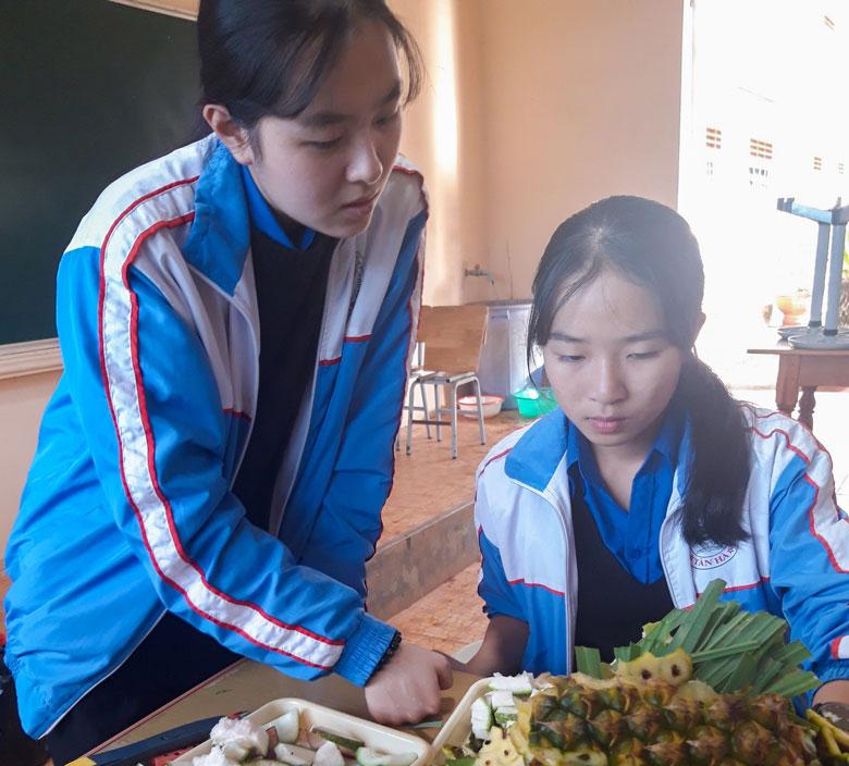 Em Trần Như Quỳnh và Nguyễn Hoàng Khánh Linh - học sinh Trường THPT Tân Hà nghiên cứu nước rửa chén sinh học