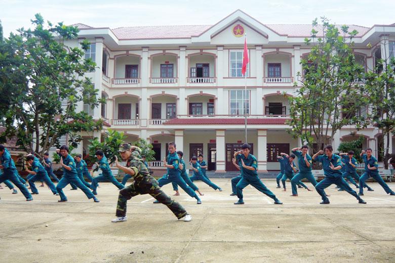 Cán bộ, chiến sĩ lực lượng vũ trang huyện Đạ Tẻh tăng cường luyện võ thuật