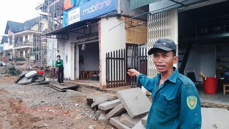 Ông Đào Quang Trinh bên phần đất gia đình vừa hiến để Nhà nước mở rộng đường Duy Tân, thị trấn Lạc Dương