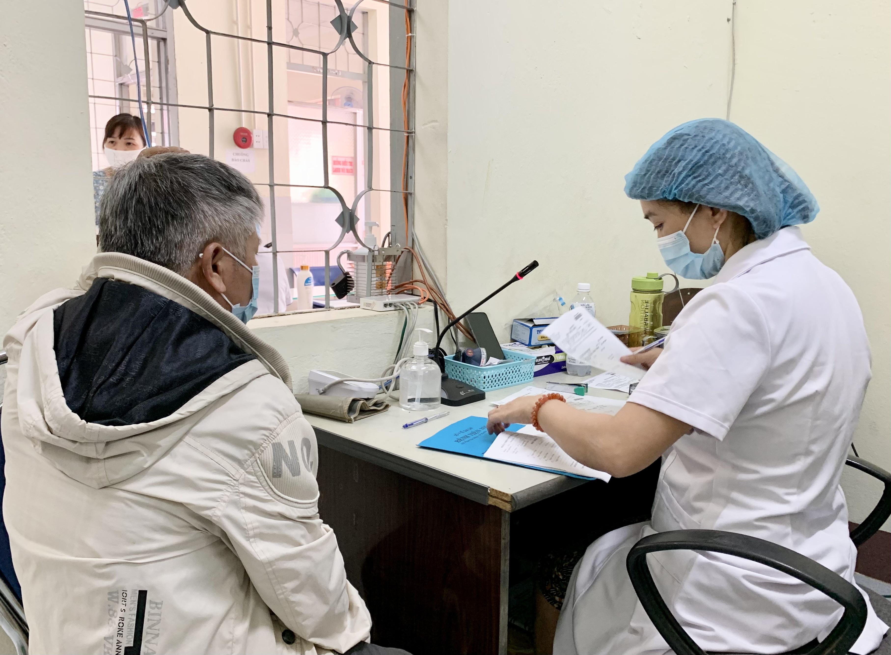Bác sĩ thăm khám cho bệnh nhân tại Bệnh viện 331. Ảnh: Như Nguyện