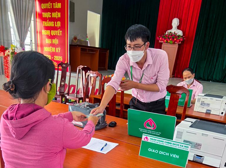 Người dân xã Đạ Rsan thực hiện thủ tục vay vốn và giải ngân tại NHCSXH huyện Đam Rông