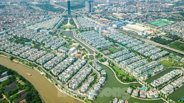 BĐS Việt Nam trở thành kênh đầu tư hấp dẫn là nhờ những yếu tố như cơ sở hạ tầng Việt Nam đang ngày được hoàn thiện, các dự án đường cao tốc cũng như các cung đường kết nối, sân bay… đang tạo ra diện mạo mới cho đất nước