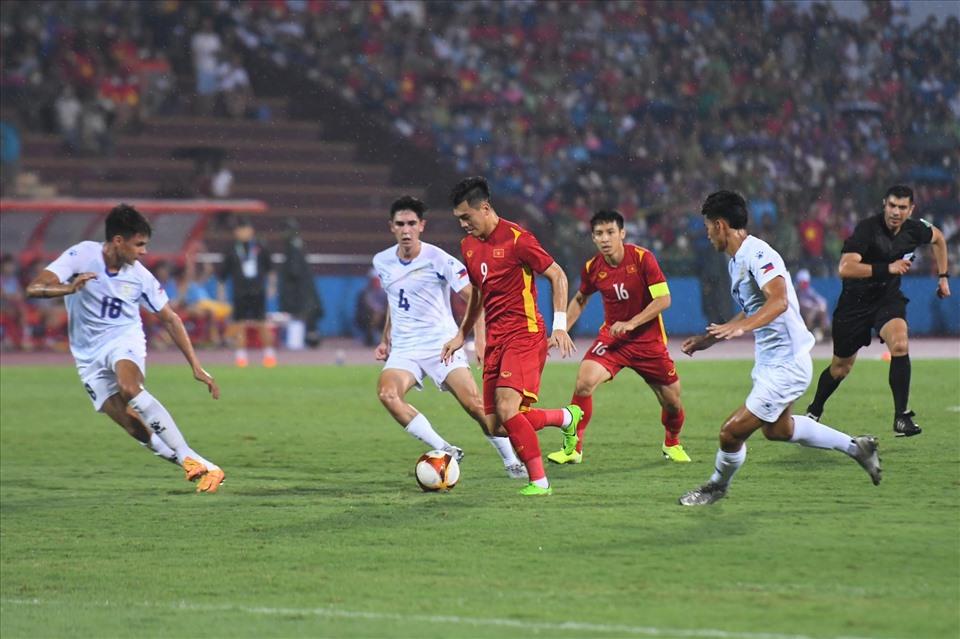 U23 Việt Nam chơi bế tắc trước U23 Philippines phòng ngự kỷ luật và chặt chẽ. Ảnh: Minh Hiếu