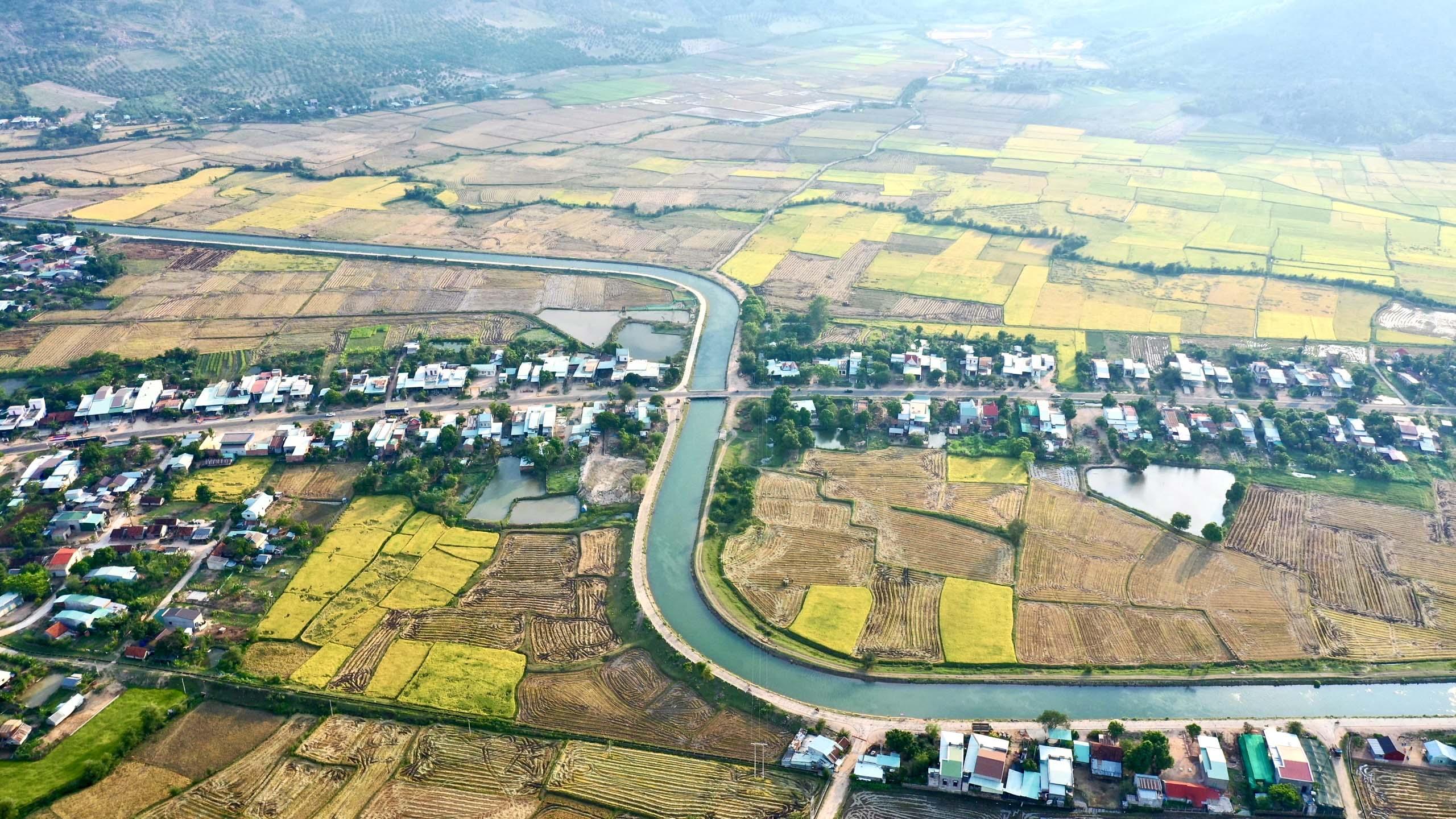 Nước từ công trình đại thủy nông Ayun Hạ đã tưới mát những vùng đất khô khát ở các huyện Phú Thiện, Ia Pa và thị xã Ayun Pa. Ảnh: Minh Nguyễn