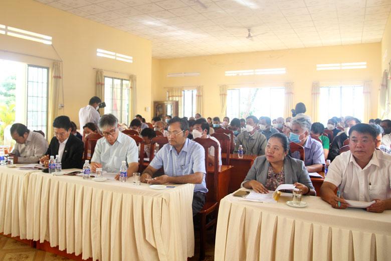 Các đại biểu và cử tri tham dự buổi tiếp xúc