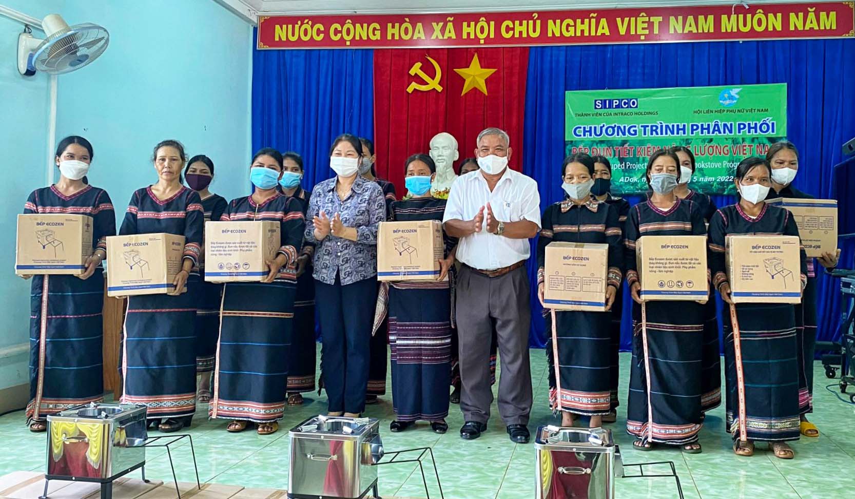Tặng bếp đun tiết kiệm năng lượng cho hội viên phụ nữ xã A Dok, huyện Đak Đoa. Ảnh: Minh Châu
