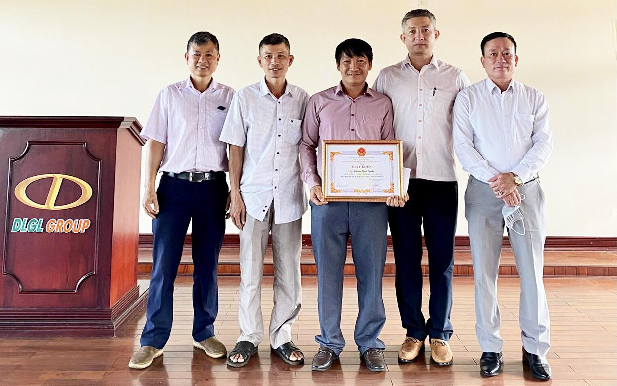 Lãnh đạo Sở Giao thông-Vận tải trao tặng giấy khen cho tài xế Phạm Quốc Quân-lái xe thuộc Công ty cổ phần tập đoàn Alpha Seven. Ảnh: Lê Hòa