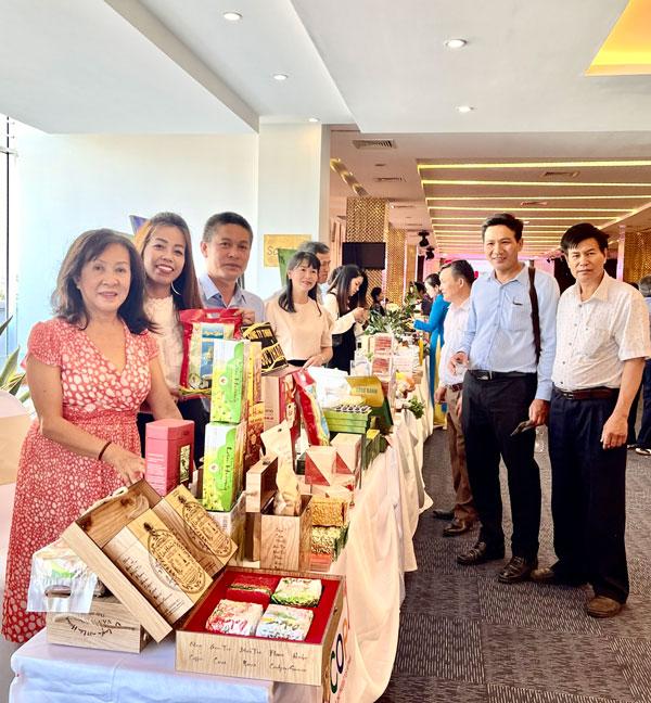 Các đơn vị Lâm Đồng tại gian hàng trưng bày sản phẩm bên lề Hội nghị