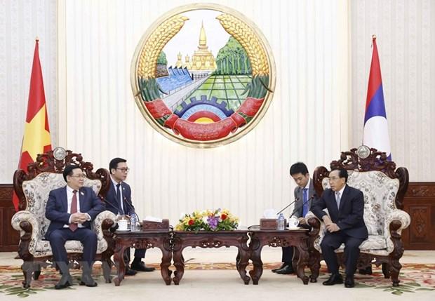 Chủ tịch Quốc hội Vương Đình Huệ hội kiến với Thủ tướng Lào Phankham Viphavanh. Ảnh: Doãn Tấn/TTXVN