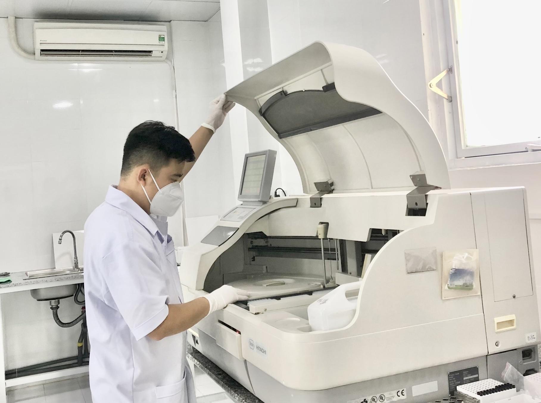 Để phục vụ cho việc xét nghiệm, tầm soát ung thư, Trung tâm Xét nghiệm Y khoa Medilab Gia Lai đã đầu tư cơ sở vật chất khang trang, trang thiết bị hiện đại, đạt chuẩn giúp cho việc xét nghiệm đạt kết quả chuẩn xác. Ảnh: Như Nguyện