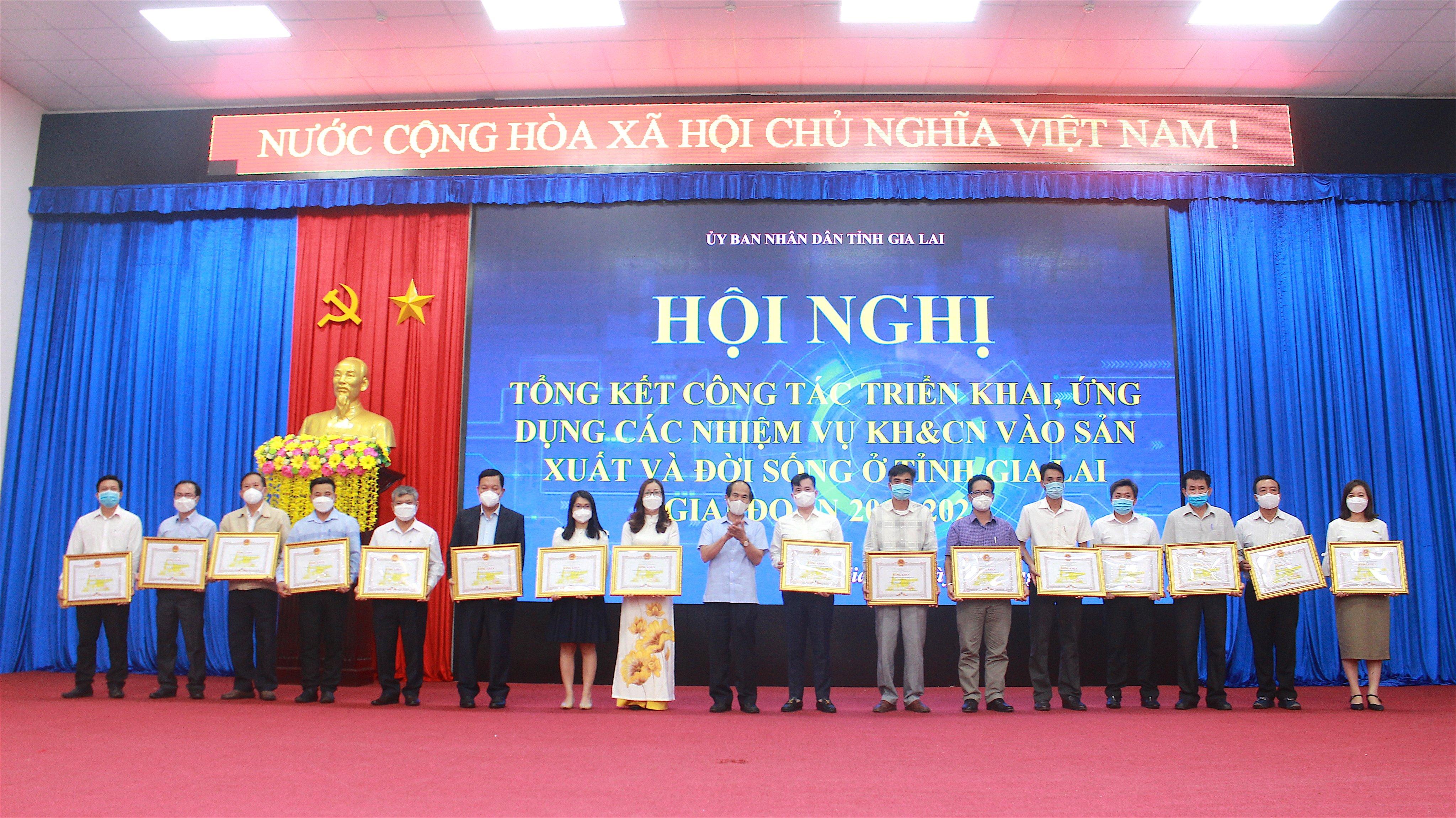 Chủ tịch UBND tỉnh tặng bằng khen cho các tập thể và cá nhân có thành tích xuất sắc trong công tác quản lý, triển khai, ứng dụng các nhiệm vụ KH-CN của tỉnh giai đoạn 2011-2021. Ảnh: Trần Dung