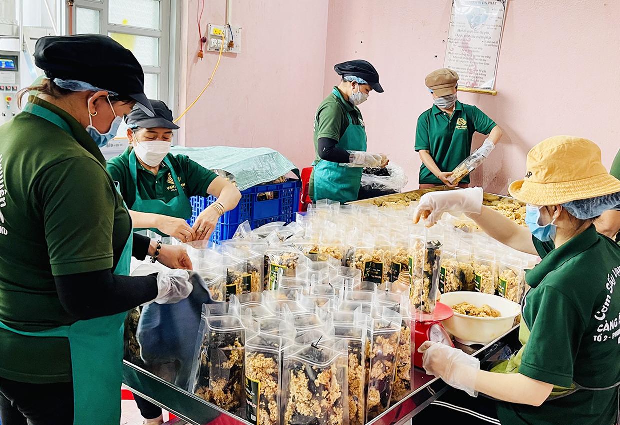 Công ty TNHH một thành viên Vạn Nguyên GL (phường Chi Lăng, TP. Pleiku) đã cho công nhân tăng ca để tăng sản lượng hàng sản xuất nhằm đáp ứng nhu cầu mua sắm tại hội chợ. Ảnh: Vũ Thảo