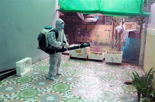 Phun hóa chất diệt muỗi trong nhà dân ở khu vực có ổ dịch sốt xuất huyết. Ảnh: Nguyễn Chinh/TTXVN