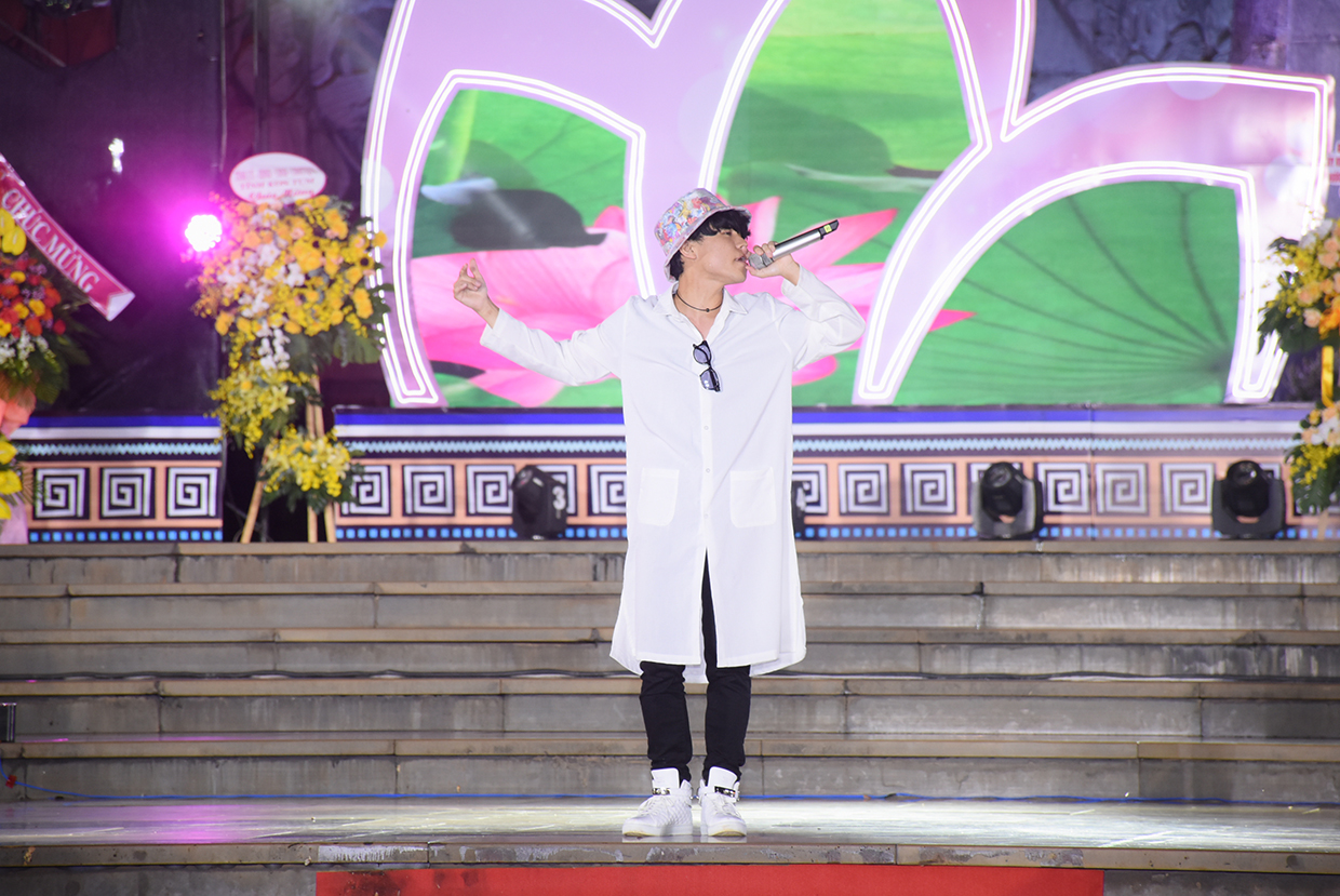 Một tiết mục biểu diễn của ca sĩ Inoue Keiichi.  Ảnh: Phương Duyên