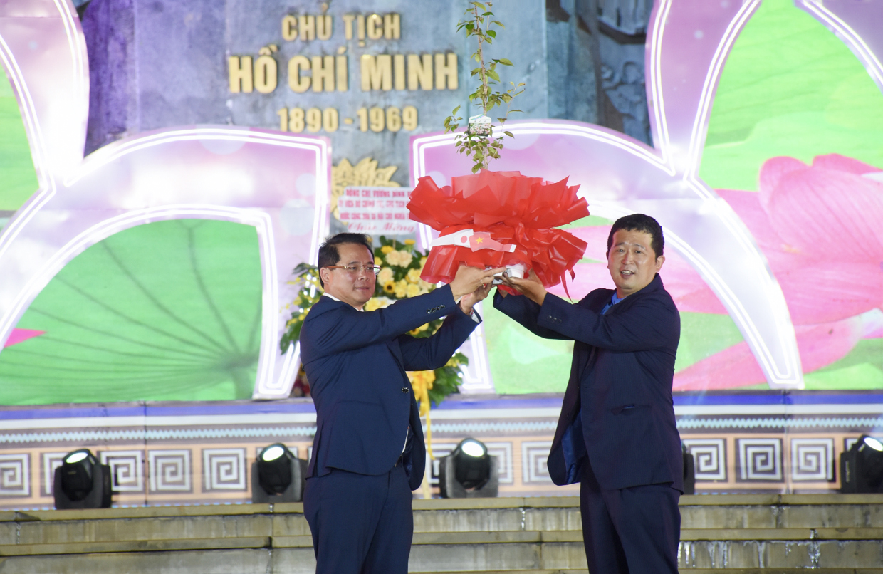 Ông Hồ Phước Thành đón nhận cây hoa Anh đào từ Phó Tổng Lãnh sự Nhật Bản tại Đà Nẵng. Ảnh: Phương Duyên