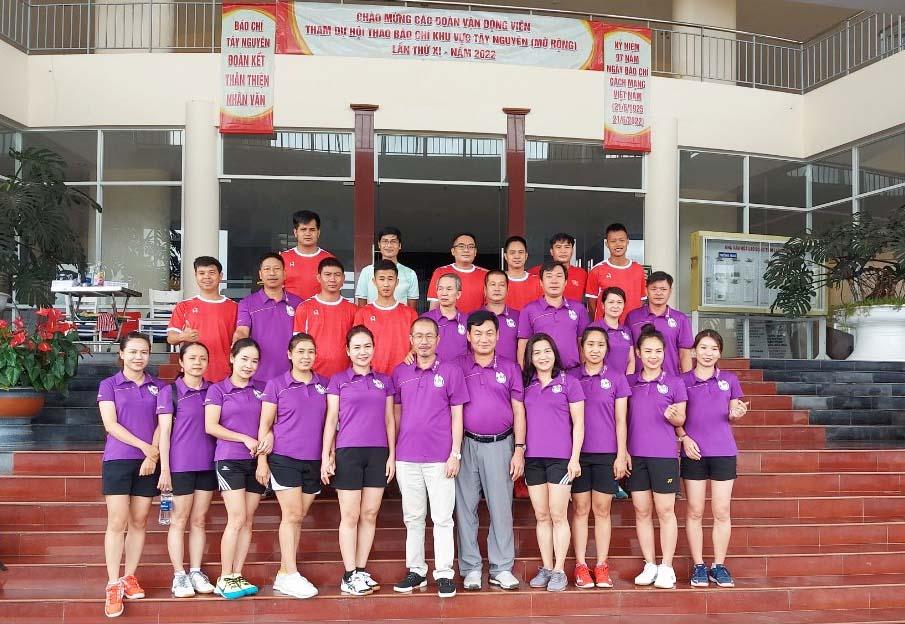 Đoàn cán bộ, VĐV Hội Nhà báo tỉnh Gia Lai chụp ảnh lưu niệm tại lễ khai mạc hội thao. Ảnh: Nguyễn Tú