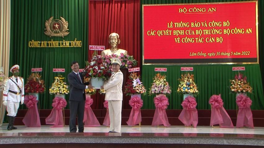 Bí thư tỉnh ủy Lâm Đồng, ông Trần Đức Quận chúc mừng Đại tá Trương Minh Đương