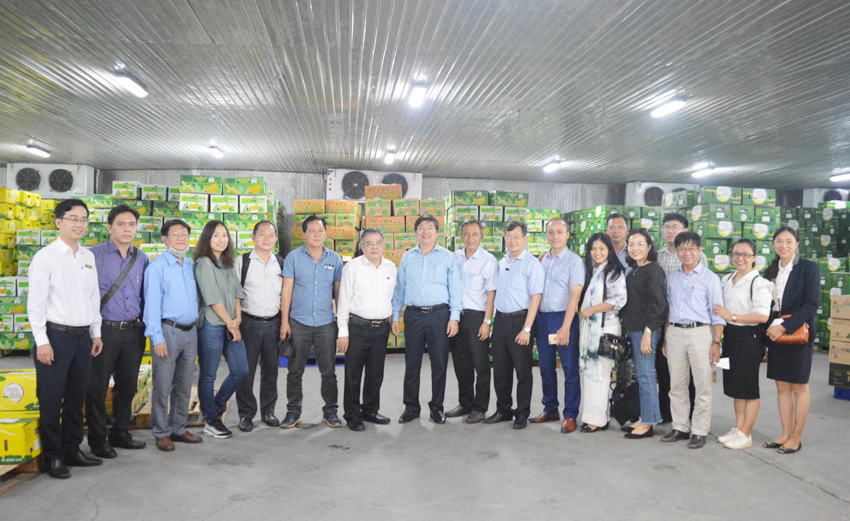 Đoàn Công tác của trường tham quan khu vực chế biến chuối của Công ty.     Ảnh: Anh Huy