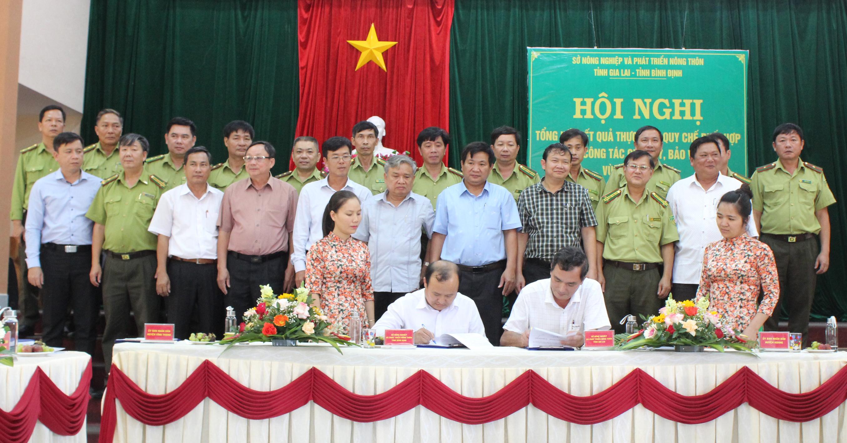 Lãnh đạo huyện Kbang và Vĩnh Thạnh (tỉnh Bình Định) ký kết quy chế phối hợp quản lý, bảo vệ rừng giáp ranh. Ảnh: Nguyễn Diệp