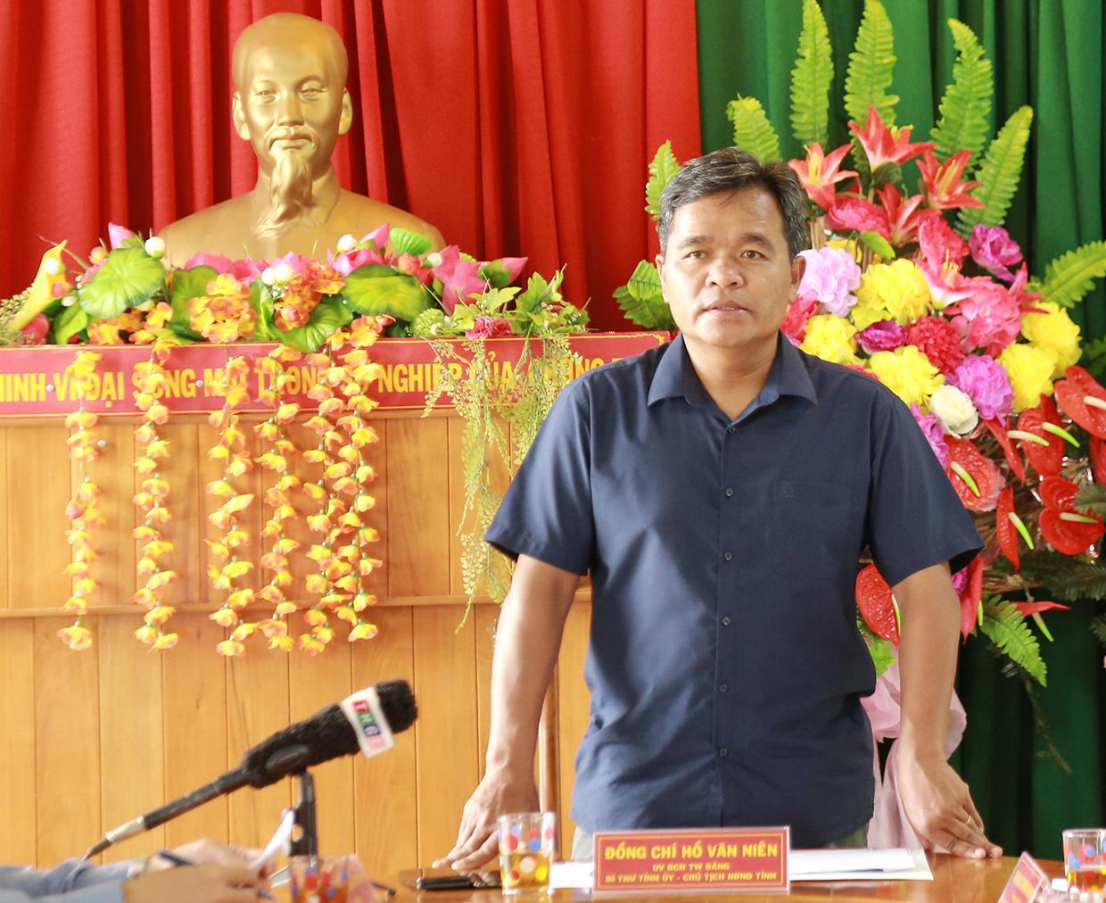 Bí thư Tỉnh ủy Hồ Văn Niên phát biểu chỉ đạo tại buổi làm việc với hệ thống chính trị xã Đak Rong. Ảnh: Tấn Linh