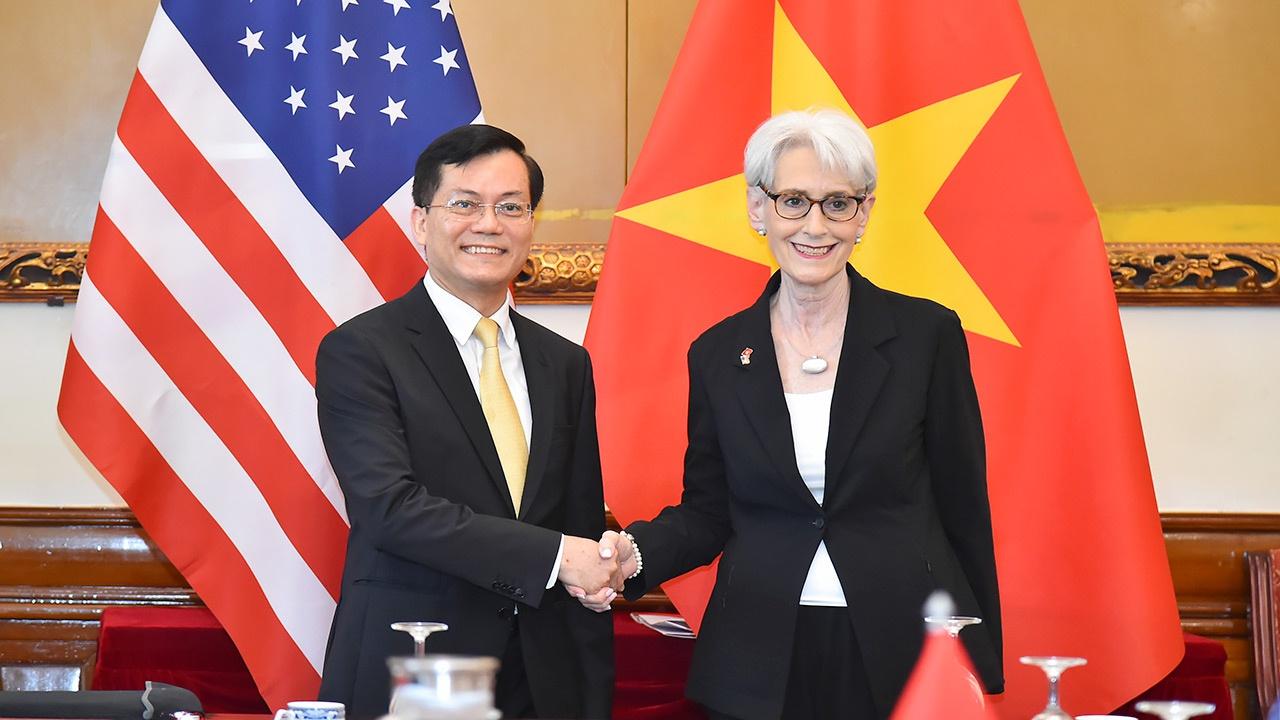 Thứ trưởng Bộ Ngoại giao Hà Kim Ngọc và Thứ trưởng Bộ Ngoại giao Mỹ Wendy Sherman ngày 13.6. Ảnh: BNG