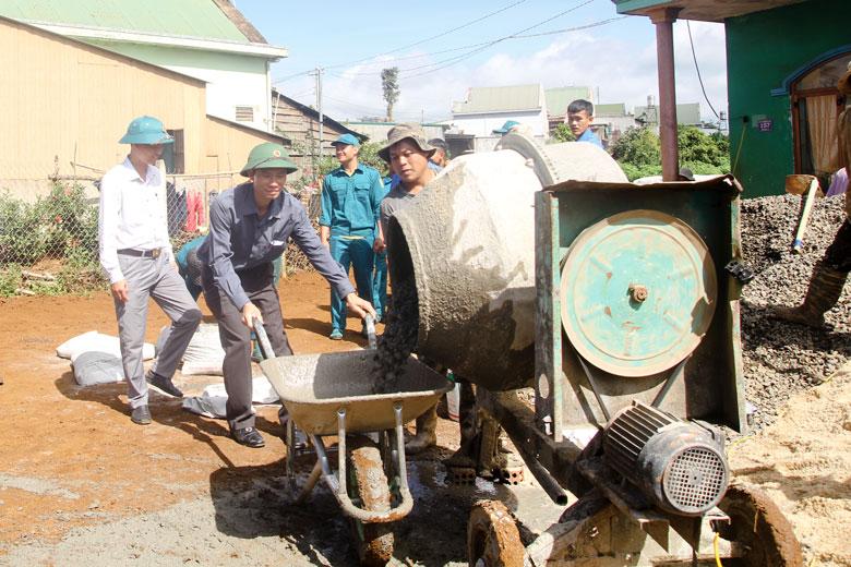 Lực lượng của Ban Chỉ đạo 503 thực hiện các công trình, phần việc giúp bà con Thôn 1, xã Tân Lâm