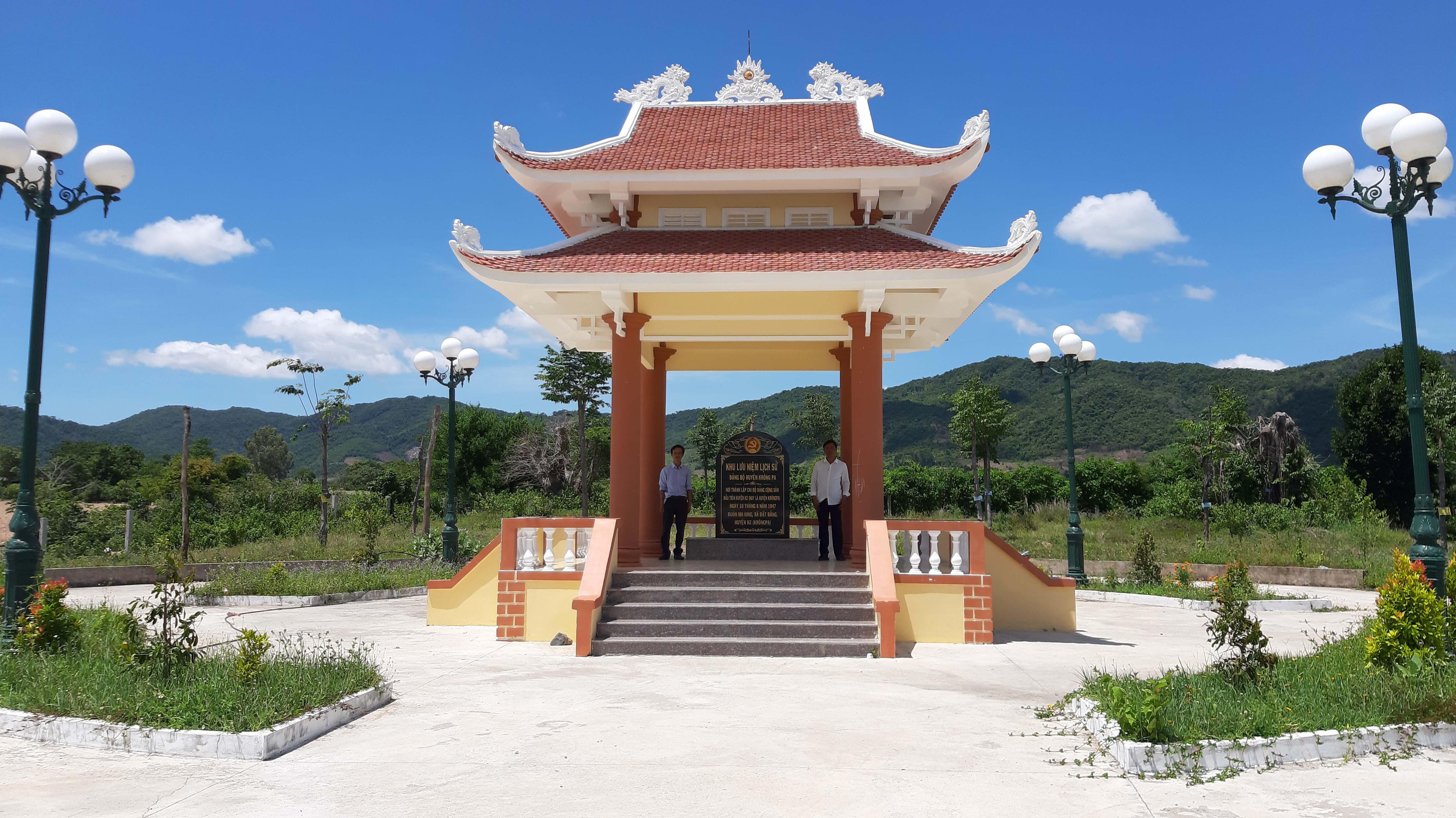 Bia và nhà bia trong khu lưu niệm. Ảnh: Nguyễn Quang Tuệ