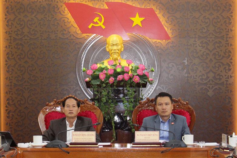 Các đồng chí chủ trì hội nghị