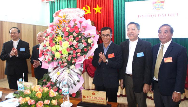 Ông Bùi Văn Dũng - Phó Chủ tịch HĐND TP Bảo Lộc tặng hoa chúc mừng Đại hội