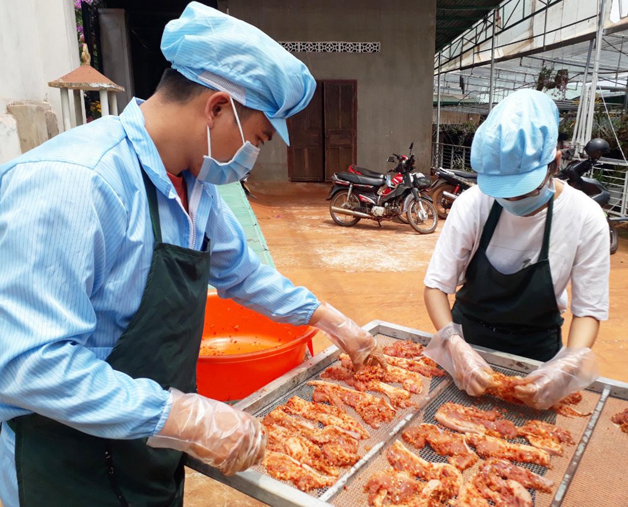 Sản phẩm thịt lợn Brong một nắng đã được công nhận sản phẩm OCOP 3 sao cấp tỉnh. Ảnh: Mai Ka